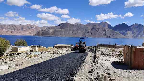 चीन की छाती तक पहुंची चमचमाती सड़क चीन की छाती तक पहुंची चमचमाती सड़क