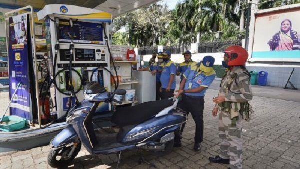 दिल्ली के मुकाबले नोएडा में सस्ता है पेट्रोल