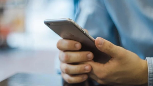 फोन ठीक करने के बाद दुकानदार ने की ये हरकत