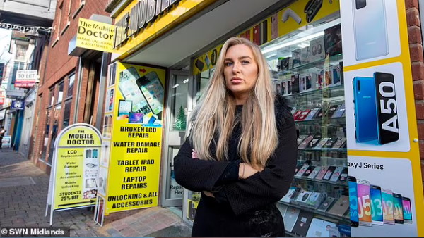 देखते ही छिपा लिया फोन