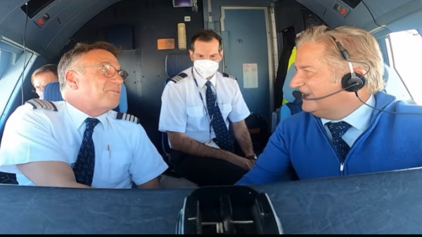 290 यात्रियों को लेकर पहुंचा विमान