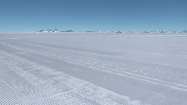 बर्फीले रनवे पर विमान उतारना आसान नहीं