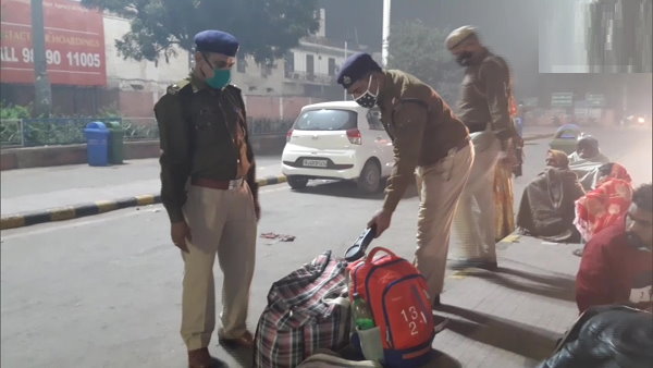 यात्रियों और उनके सामान की चेकिंग की जा रही