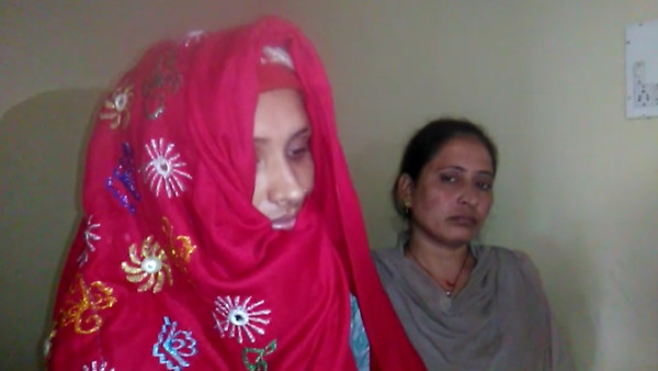 मुंह को बंद कर पेड़ से बांधा गया मुंह को बंद कर पेड़ से बांधा गया