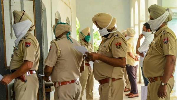 हर एक घरों की ली गई तलाशी