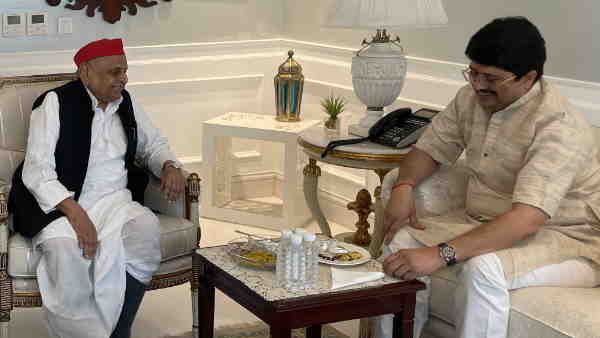 राजा भैय्या क्यों नहीं खोल रहे अपना पत्ता राजा भैय्या क्यों नहीं खोल रहे अपना पत्ता