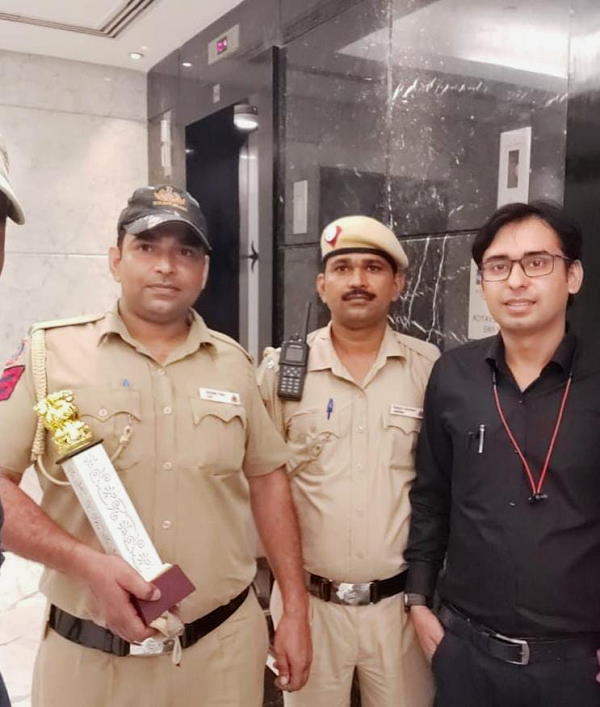 पुलिस अधिकारियों ने सराहा