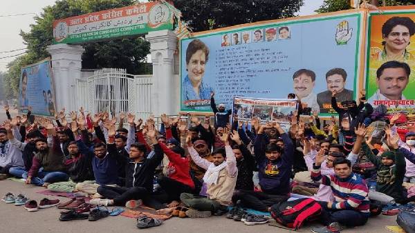 प्रियंका गांधी से मिलने के लिए लखनऊ में धरना