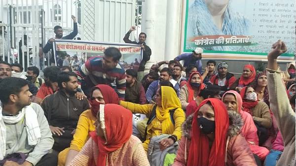 जयपुर में नहीं बनी बात को लखनऊ पहुंचे बेरोजगार युवा