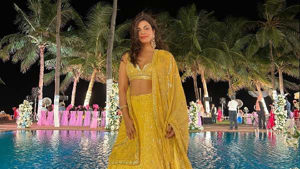 येलो कलर के लहंगे में खूबसूरत लग रहीं रिया येलो कलर के लहंगे में खूबसूरत लग रहीं रिया