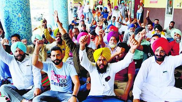 सरकार के खिलाफ़ प्रदर्शन