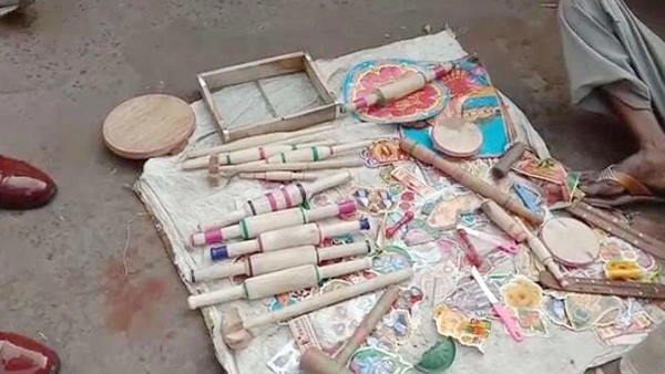 घटना के वक्त पीछे बाइक खड़ी थी घटना के वक्त पीछे बाइक खड़ी थी