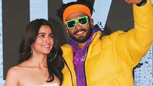 भीड़ के बीच दोनों का डांस