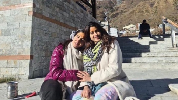 एक-दूसरे के साथ सारा और जाह्नवी ने दिए कई पोज 