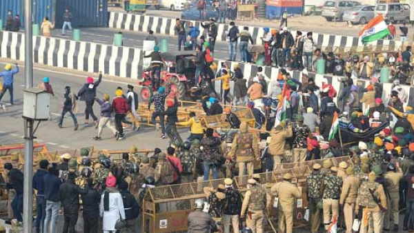 कई समर्थकों तक ने कर दी पीएम की आलोचना