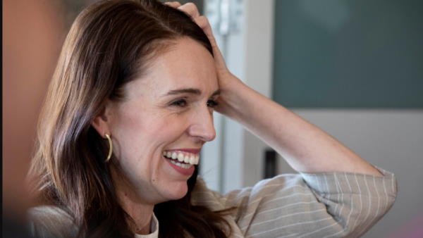 कोरोना पर कर रही थीं बात कोरोना पर कर रही थीं बात