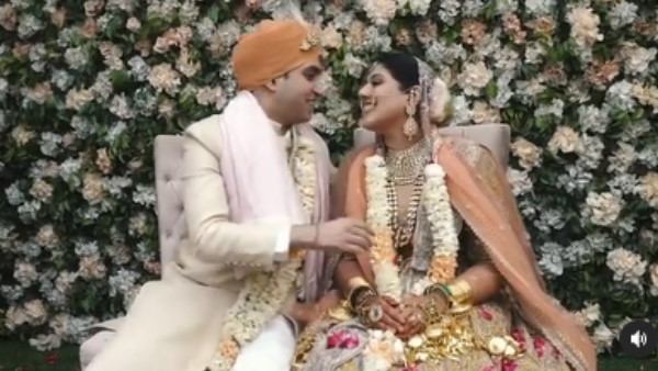 पुजारी ने शर्माते हुए किस करने को कहा