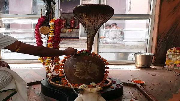 दिन में 3 बार रंग बदलता है चमत्कारी शिवलिंग दिन में 3 बार रंग बदलता है चमत्कारी शिवलिंग