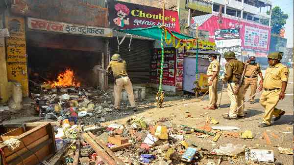शिवसेना के लिए आगे कुआं-पीछे खाई! शिवसेना के लिए आगे कुआं-पीछे खाई!