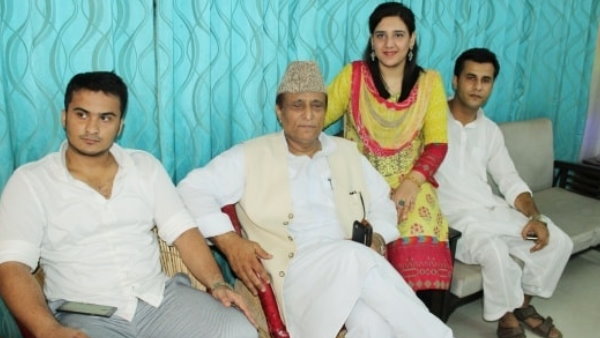 अखिलेश यादव की तारीफ कर चुकी हैं सिदरा अदीब अखिलेश यादव की तारीफ कर चुकी हैं सिदरा अदीब