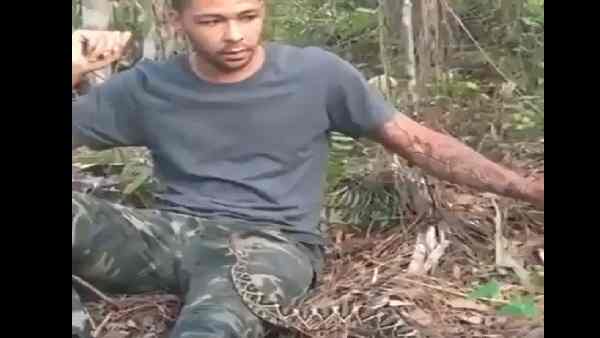 शख्स के शरीर पर चढ़ गया जहरीला सांप