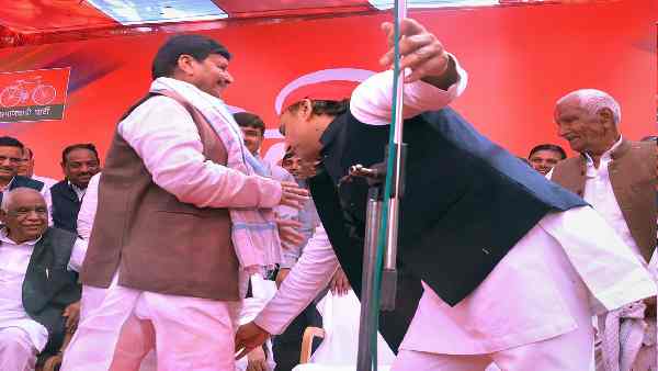 ...तो बिना शर्त विलय को तैयार-शिवपाल ...तो बिना शर्त विलय को तैयार-शिवपाल