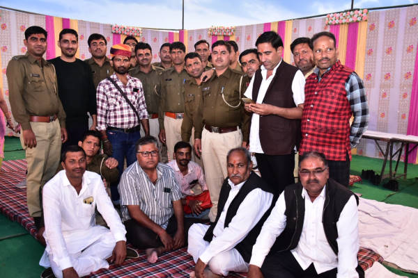 16 सरपंचों ने भी की मदद 16 सरपंचों ने भी की मदद