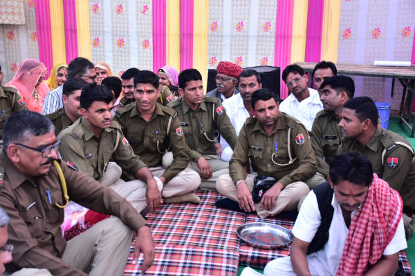 मदनलाल की आंखें भर आई मदनलाल की आंखें भर आई