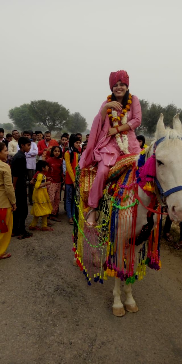घोड़ी पर बैठाकर निकाला जुलूस
