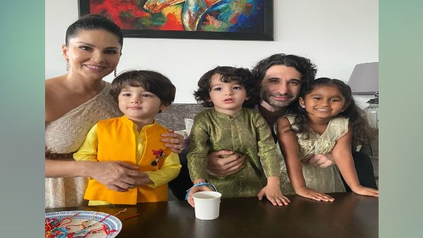  मॉम-डैड के साथ नजर आएं तीनों बच्चे