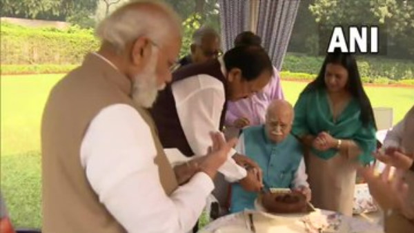 पीएम मोदी ने कटवाया केक पीएम मोदी ने कटवाया केक