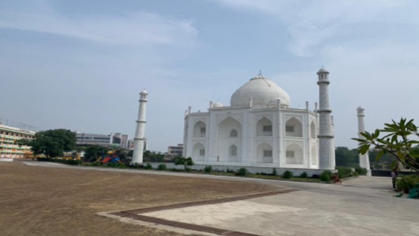 ताजमहल जैसा टावर, 4 बेडरूम, 29 फीट की गुंबद, जानें घर की खास बातें 