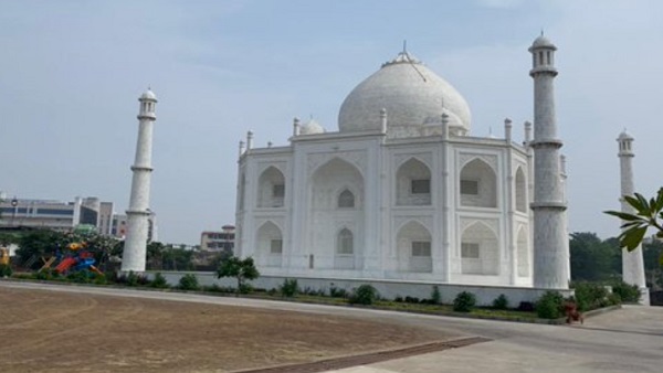 लाइटिंग ऐसी है मानो अंधेरी रात में सच का ताजमहल हो