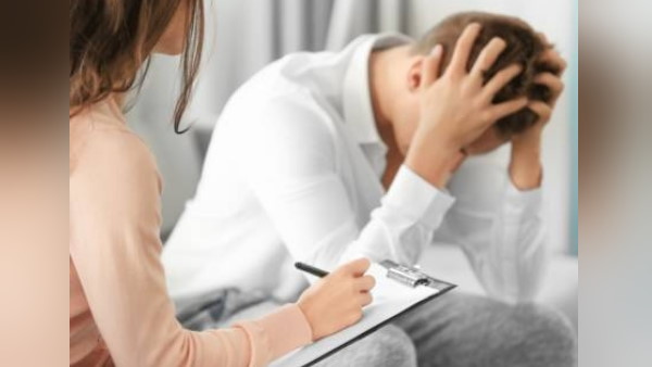 आधी रात पत्नी को दिखा पति का अजीब व्यवहार