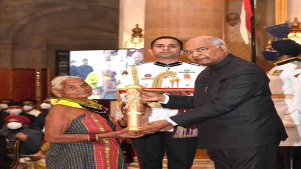 आनंद महिंद्रा ने शेयर की पर्यावरणविद् तुलसी गौड़ा की फोटो आनंद महिंद्रा ने शेयर की पर्यावरणविद् तुलसी गौड़ा की फोटो