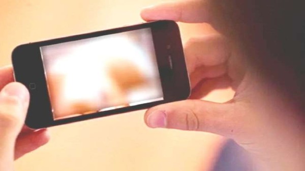 अश्लील मैसेज भेजने का मकसद अपनी इच्छा जाहिर करना हो सकता है