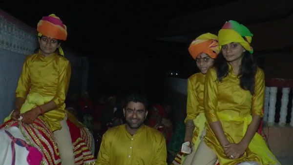  दो-दो बहनें एक परिवार में