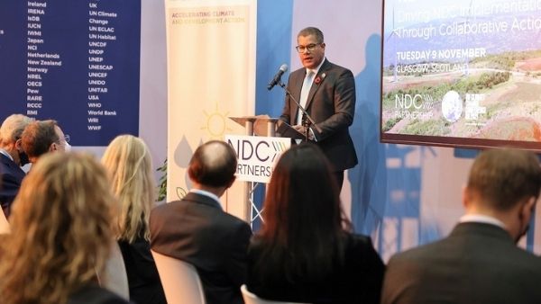 कौन हैं आगरा के आलोक शर्मा?