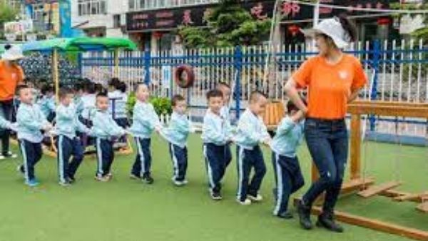 लगातार घट रही है युवा आबादी