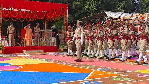 खाकी के लिए कई अधिकारियों ने त्यागी अधिकारिक व प्रशासनिक नौकरियां