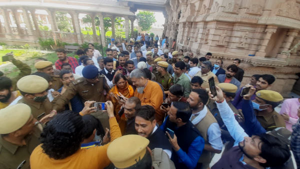 यशोदा भवन में सभा को संबोधित किया 