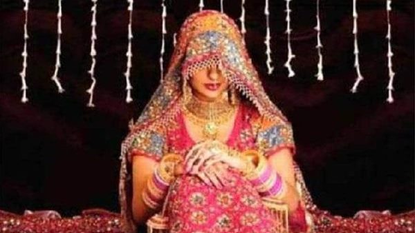 जानें क्‍यों मां नवविवाहित जोड़े के साथ सोती है 