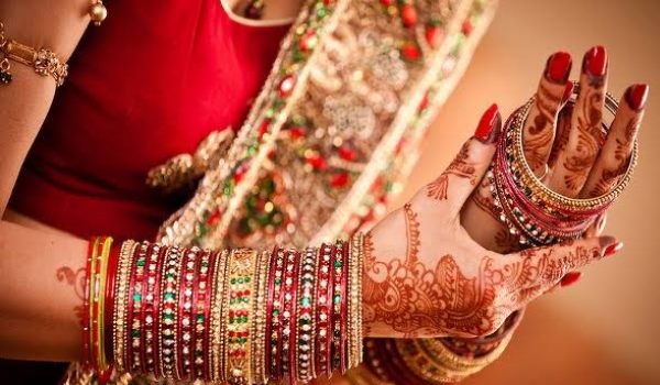 सुहागरात में नवविवाहित जोड़े के साथ सोती है लड़की की मां