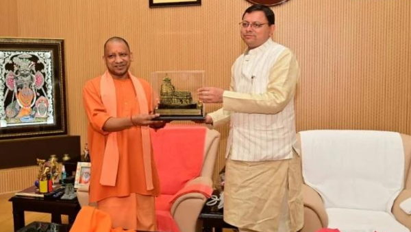 योगी और धामी की धाकड़ बैटिंग