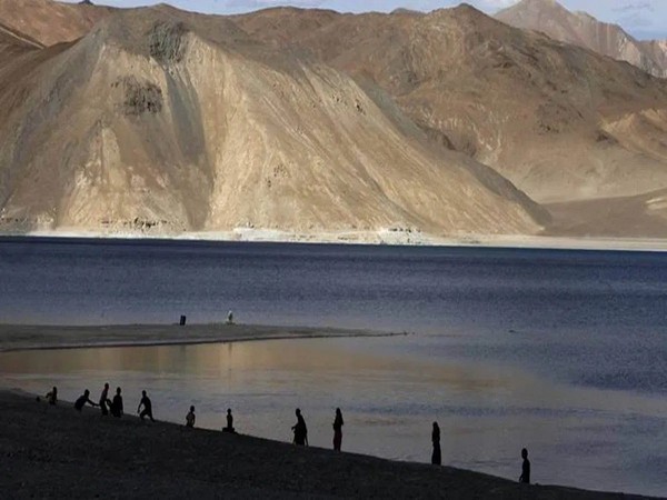 पीओके में सर्वे कर रही चीनी सेना पीओके में सर्वे कर रही चीनी सेना