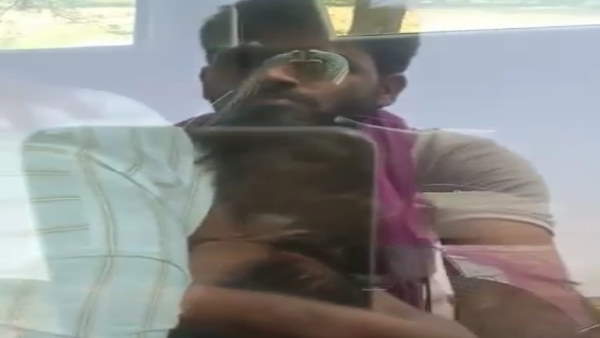 गाड़ी पर सरकारी पोस्टर चिपका है