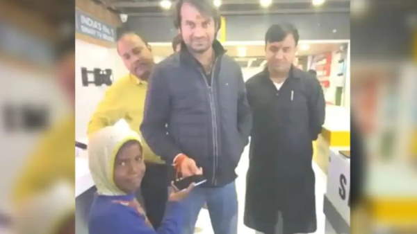 मिठाई खाने निकले थे सड़क पर