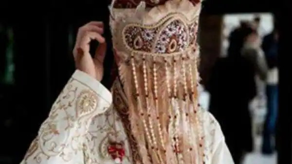 दूल्हे ने दुल्हन को स्टेज पर से दिया धक्का