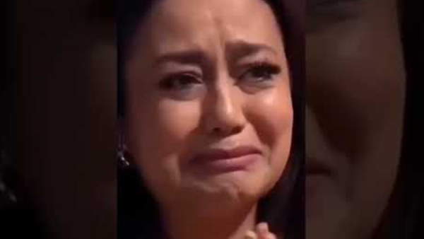 नेहा बच्चों को पांच-पांच सौ के नोट बांट रही थीं