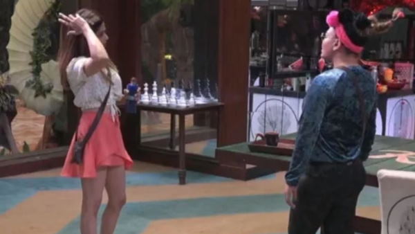 तु्म ब्रा में छुपा लेना चीजें